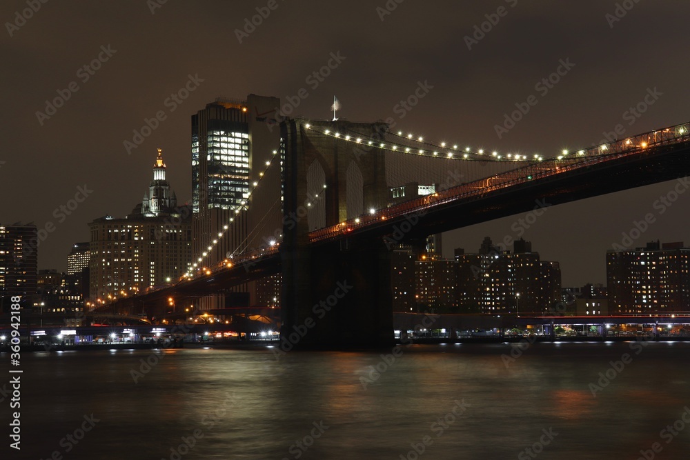 Naklejka premium Brooklyn Bridge by night