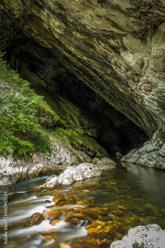 El río Nalón desaparece en una cueva y aparece cientos de metros depués por el otro extremo de la cueva.