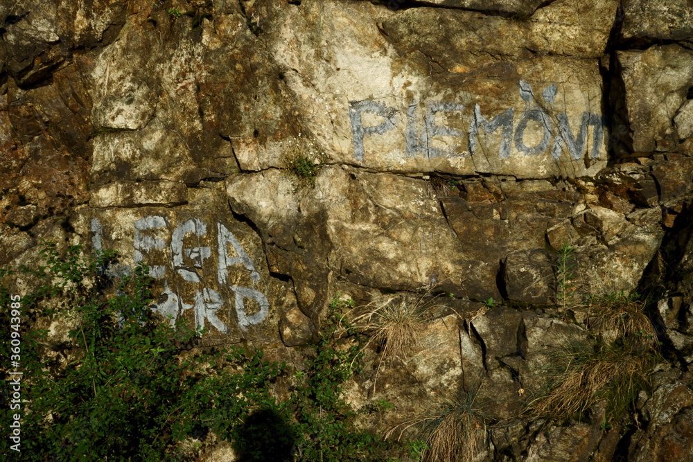 Fototapeta premium Rocce e pietre di un muro naturale sulle montagne alpine