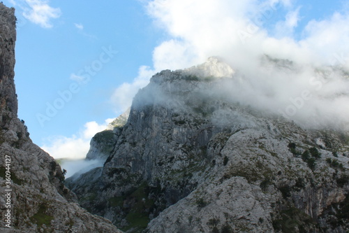 Ruta del cares, montaña con niebla / The Cares Route, mountain with fog (Asturias)