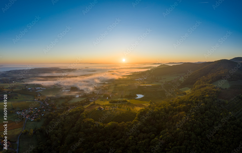 Fototapeta premium Lever de soleil dans le Beaujolais