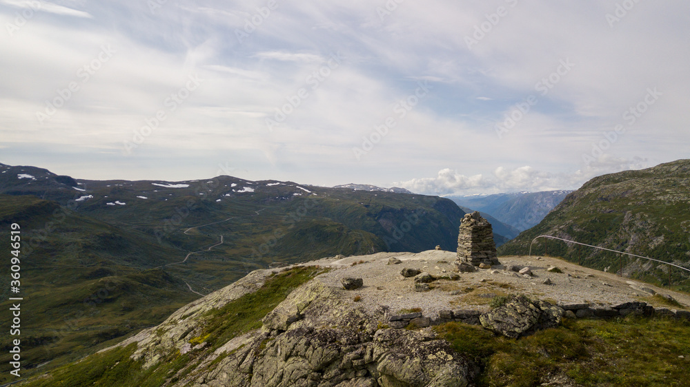 Cairn isolé en montagne, surplombant la vallée norvégienne