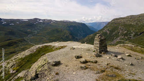 Cairn isolé en montagne, surplombant la vallée norvégienne