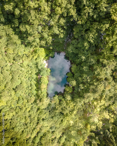 Lac au milieu d'une forêt, drone