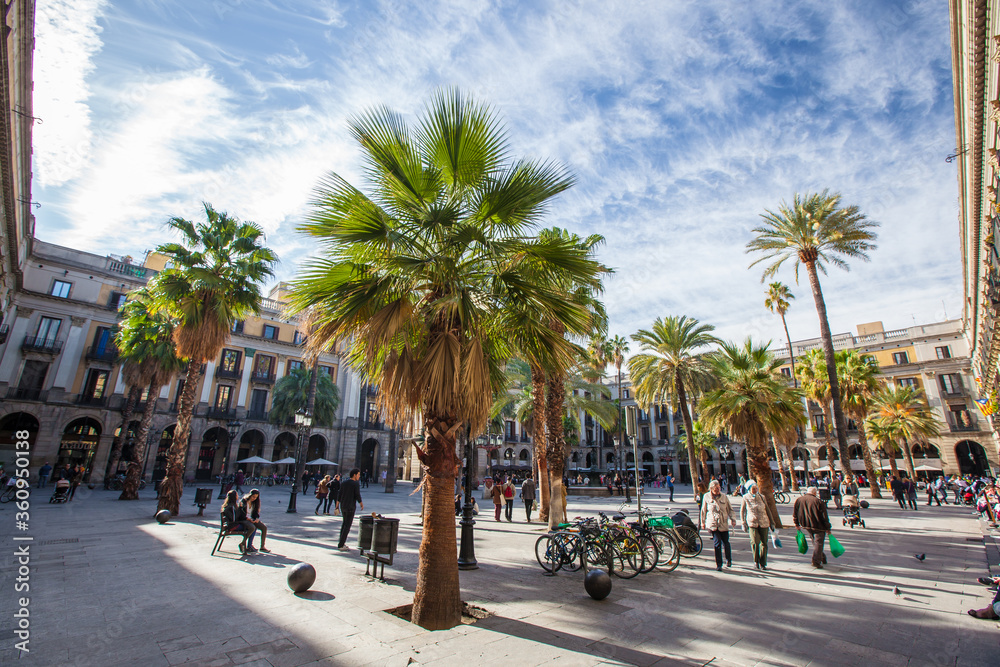 Fototapeta premium Altstadt Valencia im Sommer tagsüber mit hohen Wolken und Sonnenschein