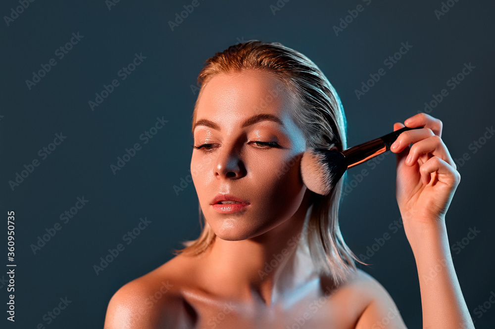 Obraz premium Girl makes up