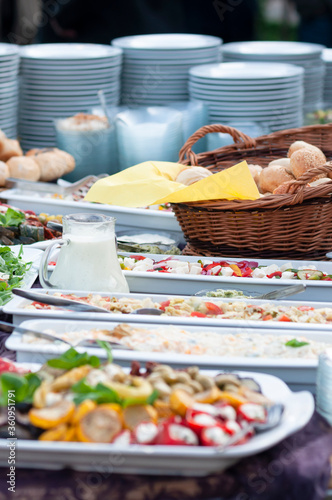 Buffet mit verschiedenen Salaten