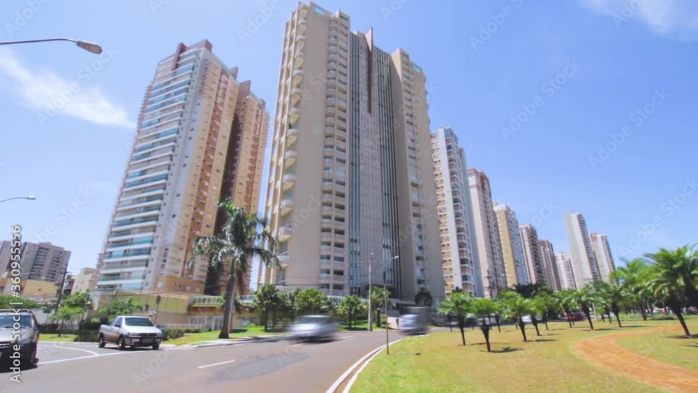 Car movement on an important avenue in Ribeirao Preto, Sao Paulo Car movement on an important avenue in Ribeirao Preto, Sao Paulo