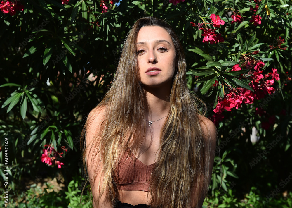 una preciosa modelo rubia con unos bonitos ojos una preciosa modelo rubia con unos bonitos ojos