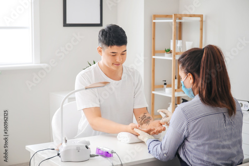 Manicure master working wit...