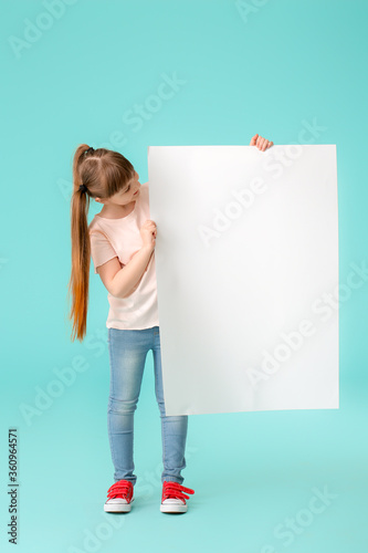 Little girl with blank post...