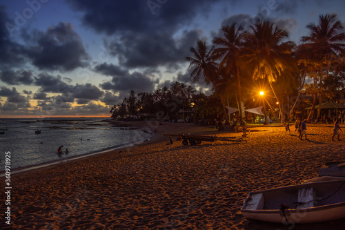 linda cena noturna feita na praia da Bahia ao entardecer 