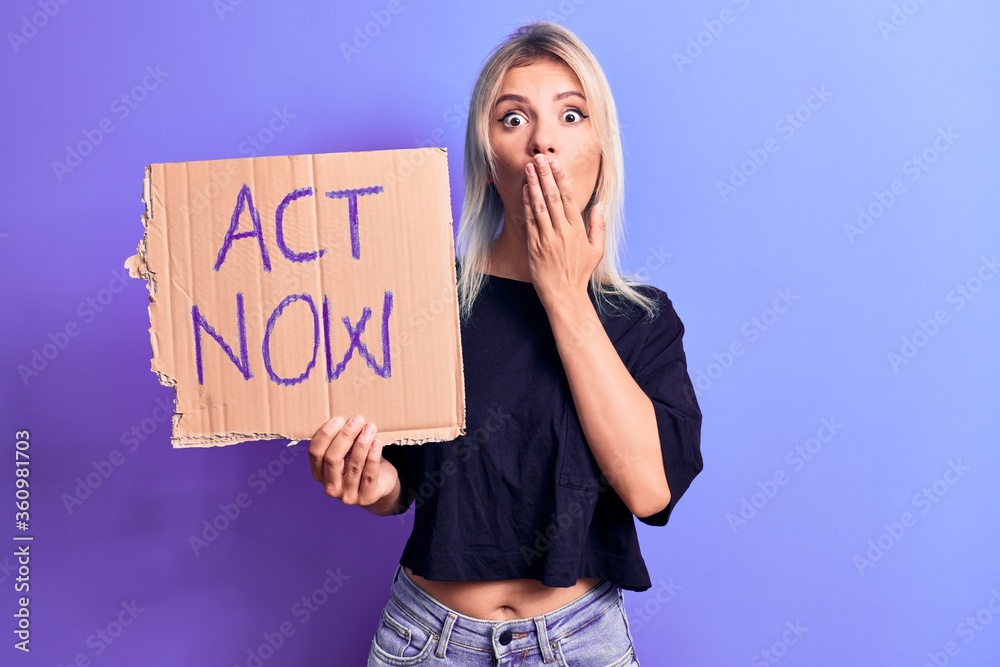 © Krakenimages.com - Young beautiful blonde woman asking for social reaction holding banner with act now message covering mouth with hand, shocked and afraid for mistake. Surprised expression © Krakenimages.com - Young beautiful blonde woman asking for social reaction holding banner with act now message covering mouth with hand, shocked and afraid for mistake. Surprised expression