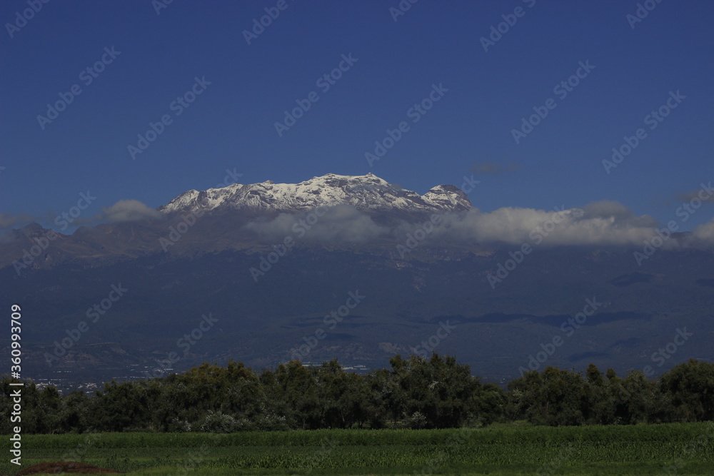 Fototapeta premium Paisaje con volcàn