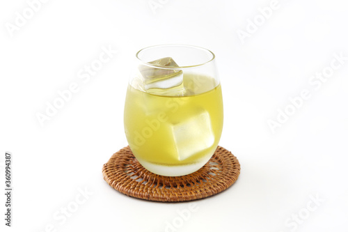 氷を入れた 冷たい 緑茶 アイス グリーンティー 白背景