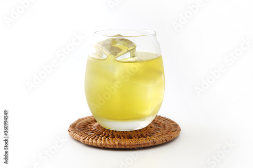 氷を入れた 冷たい 緑茶 アイス グリーンティー 白背景