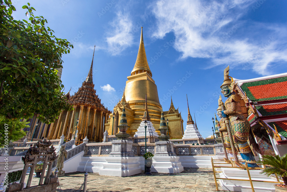 Fototapeta premium Wat Phra Kaew and Grand Palace in sunny day