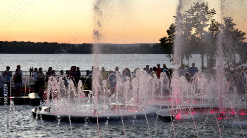 Tableau sur toile Russia, Samara, June 2017: Musical fountain on the embankment in Samara in the evening