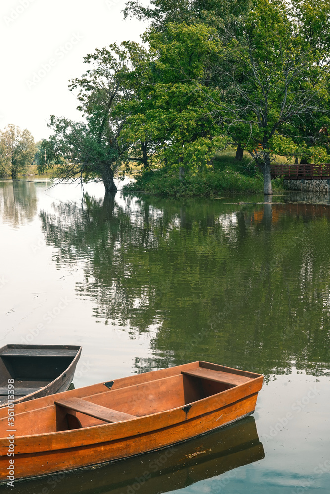 Obraz premium Boats on the lake in summer near the bridge