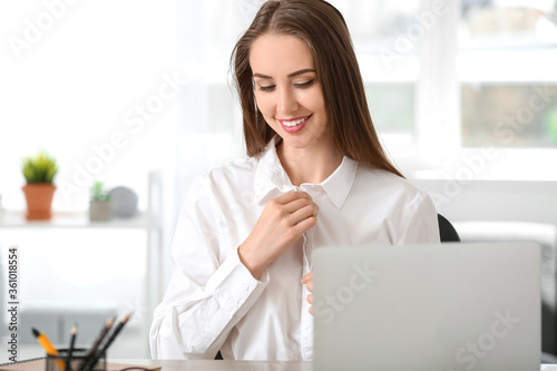 Beautiful businesswoman wea...