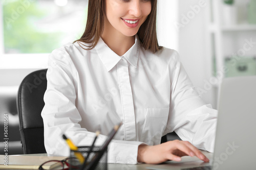 Beautiful businesswoman wor...