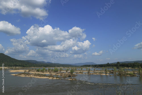 Fototapeta Naklejka Na Ścianę i Meble -  Mekong River at ubonratchathani thailand between thailand and laos.