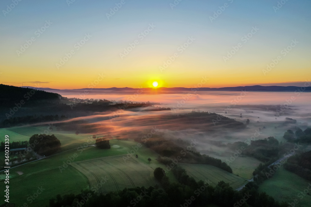 Obraz premium dreamlike sunrise after the rain - morning fog like cotton candy