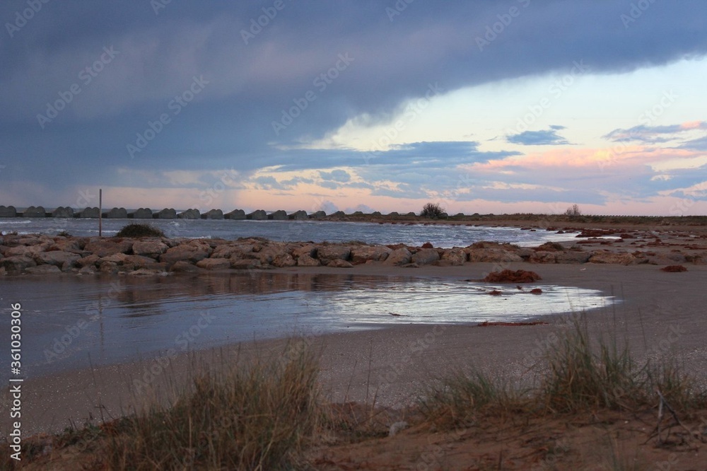 Playa de Cubelles con atardecer de fondo / Cubelles beach with a sunrise in the background 
