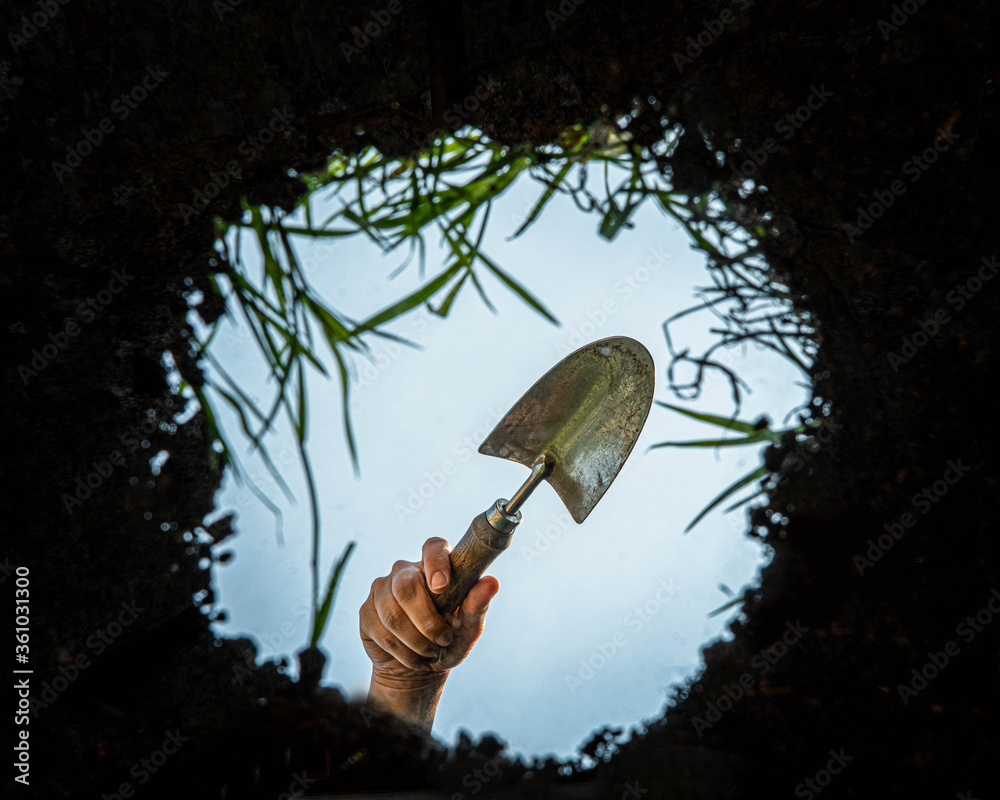 Ταπετσαρία View of a garden trowel or spade seen from inside the earth