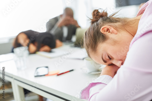 Business Leute schlafen erschöpft am Konferenztisch