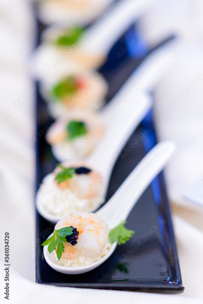Φωτογραφία Golosi antipasti finger food di crostacei allineati nei cucchiai di ceramica bia