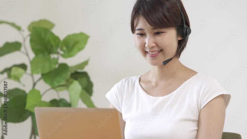 テレワークをする若い女性 テレワークをする若い女性