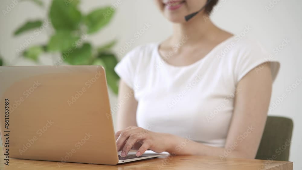テレワークをする若い女性