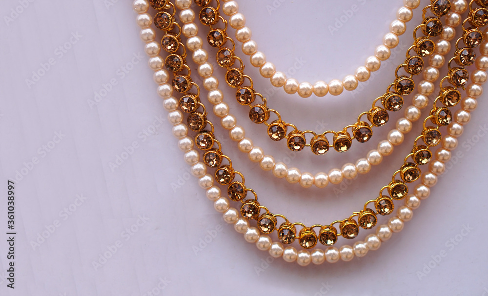 Φωτογραφία Close-up view of Indian woman artificial or imitation jewelry in display of a re