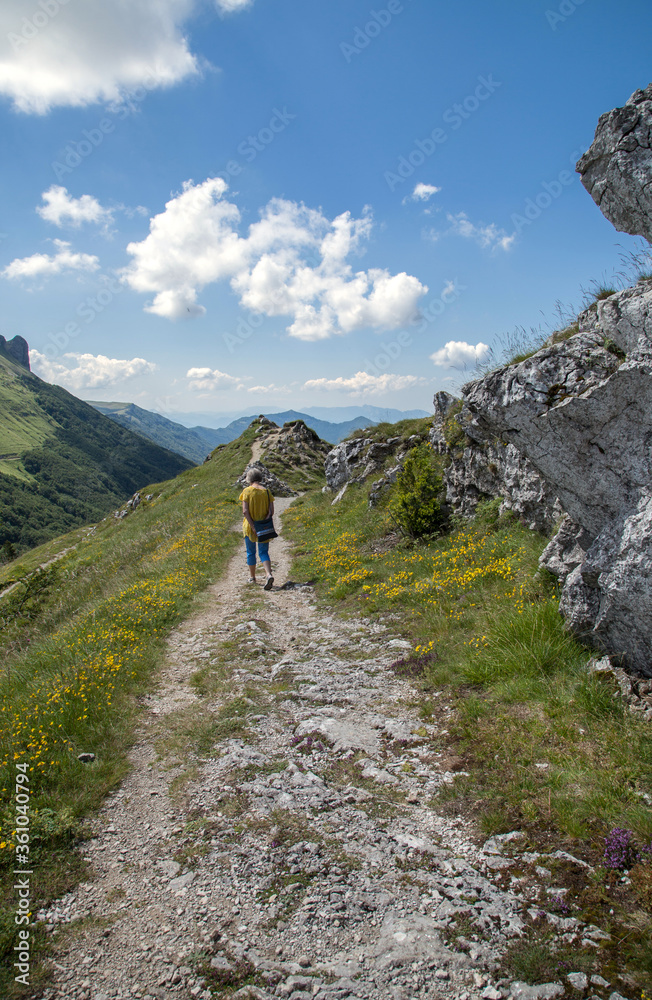 Femme grimpant le long d'un chemin dans le Vercors drômois