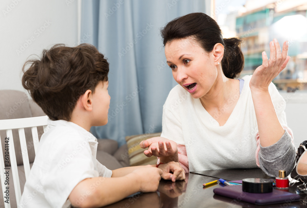 Fototapeta premium Smiling mother talking with son