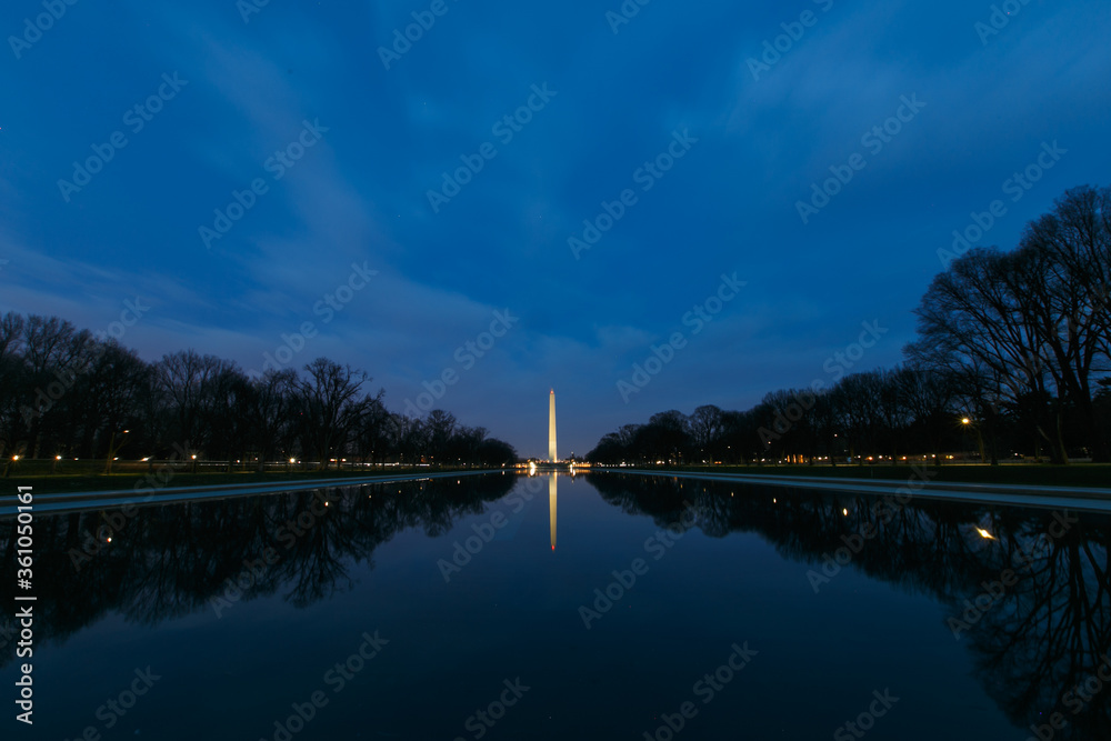 Obraz premium Washington Monument is reflected in the Mirror Pond in Washington DC in the evening