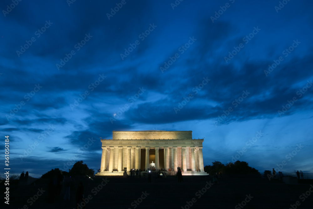 Obraz premium Illuminated Lincoln Memorial in Washington DC against a beautiful sunset sky