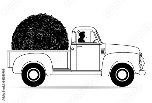 Ein alter Farmer mit Strohhalm im Mund fährt einen Strohballen im Pick-Up zu seiner Farm