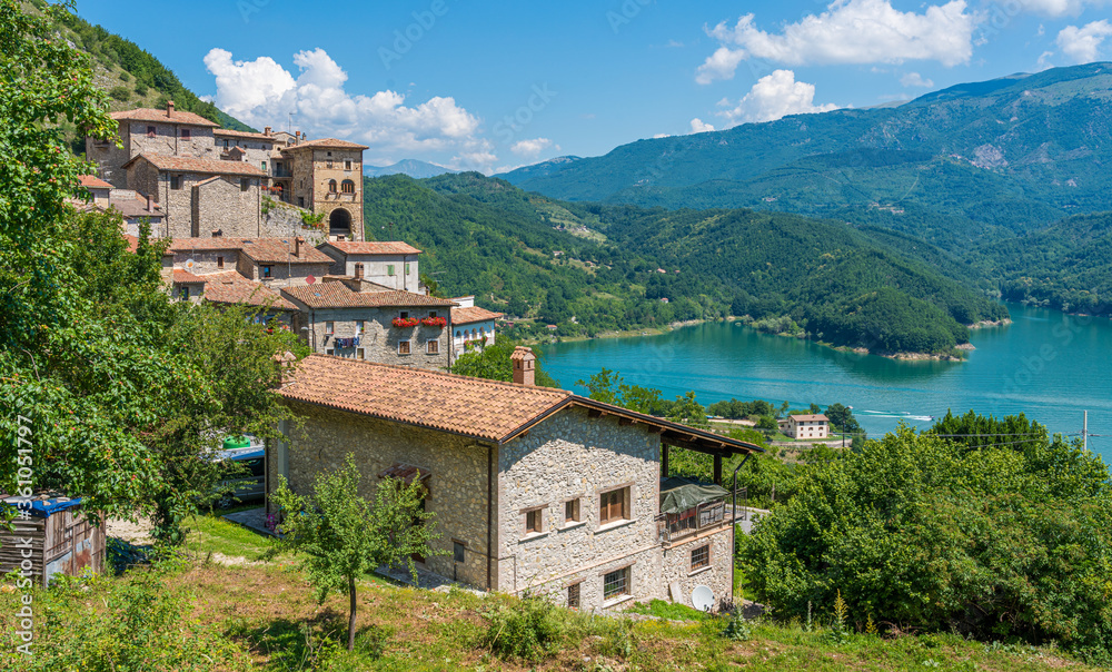 Obraz premium Piękna wioska Rocca Vittiana z widokiem na Lago del Salto. Prowincja Rieti, Lazio, Włochy.
