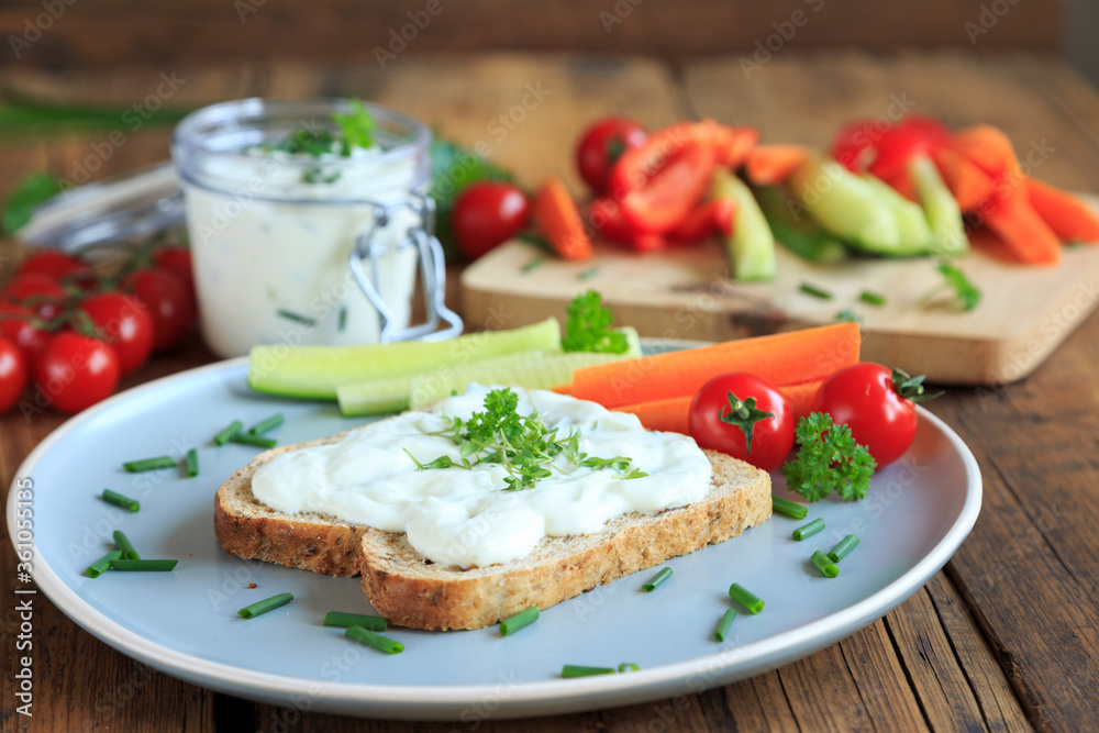 Toastbrot mit Kräuterquark und Gemüsesticks
Toastbrot mit Kräuterquark und Gemüsesticks