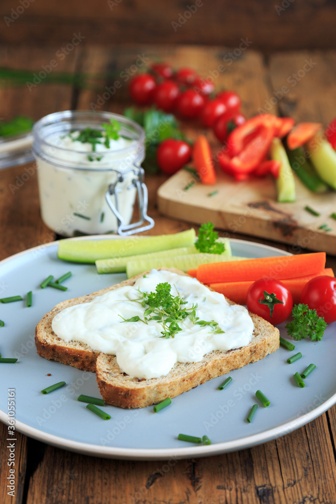 Toastbrot mit Kräuterquark und Gemüsesticks
Toastbrot mit Kräuterquark und Gemüsesticks