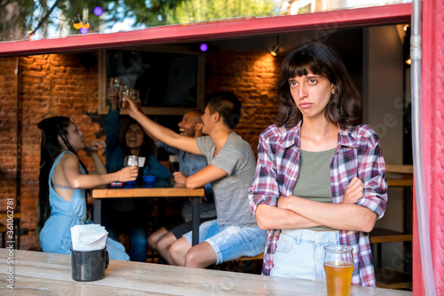 Quadro em tela A latin woman being excluded by friendship