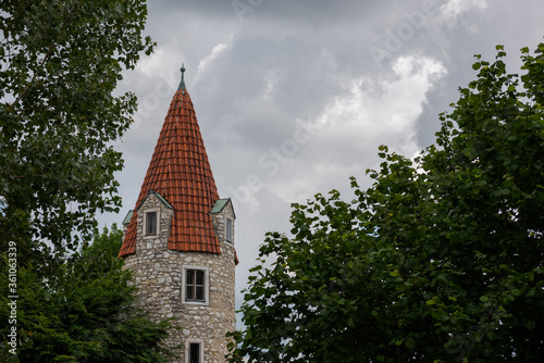 Abensberg in Niederbayern, Maderturm und Stadtmauer, blauer Himmel im Sommer photo