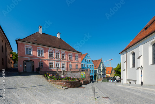 Stadt Dachau in Oberbayern, Rathaus im Ortskern bei blauem Himmel