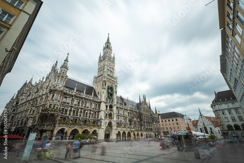 Das Neue Rathaus am Marienplatz in München am Tag mit verwischten, unscharfen Menschen in Bewegung, Langzeitbelichtung