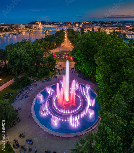 Quadro em tela Budapest, Hungary - Aerial view of the Margaret Island Musical Fountain at dusk