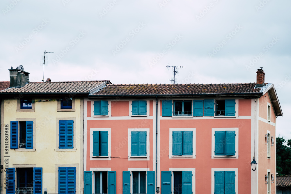 Immeuble avec une façade colorée et des volets bleus