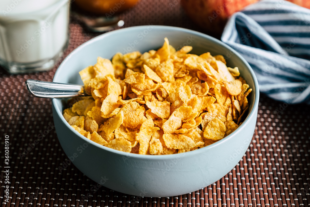 Corn-flakes dans un bol - Pétales de céréales croquant pour le petit déjeuner