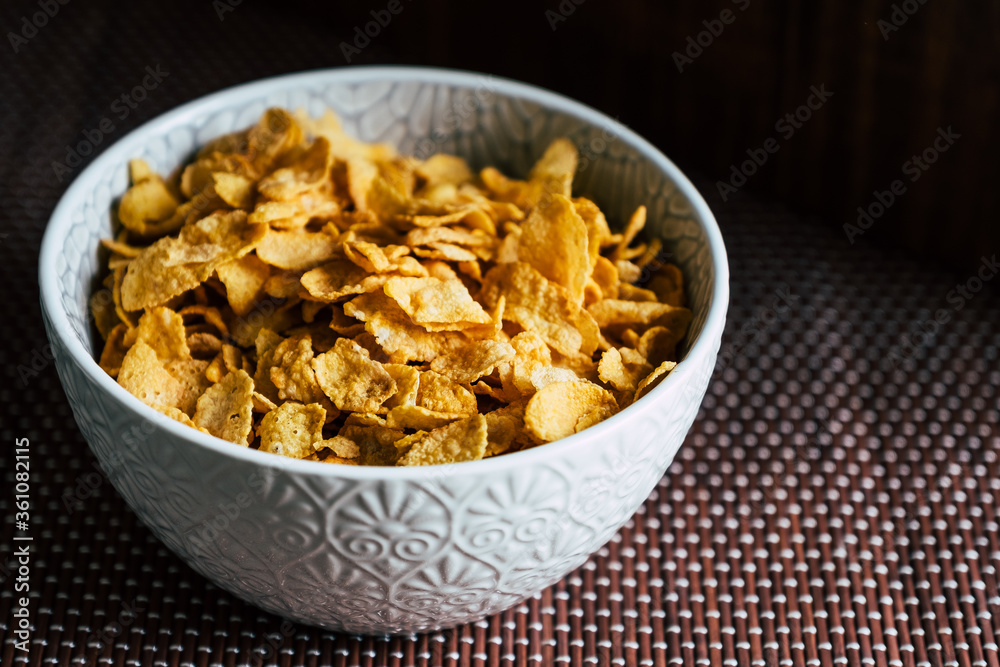 Corn-flakes dans un bol - Pétales de céréales croquant pour le petit déjeuner